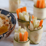 Rollitos de calabacín con hummus y verduras