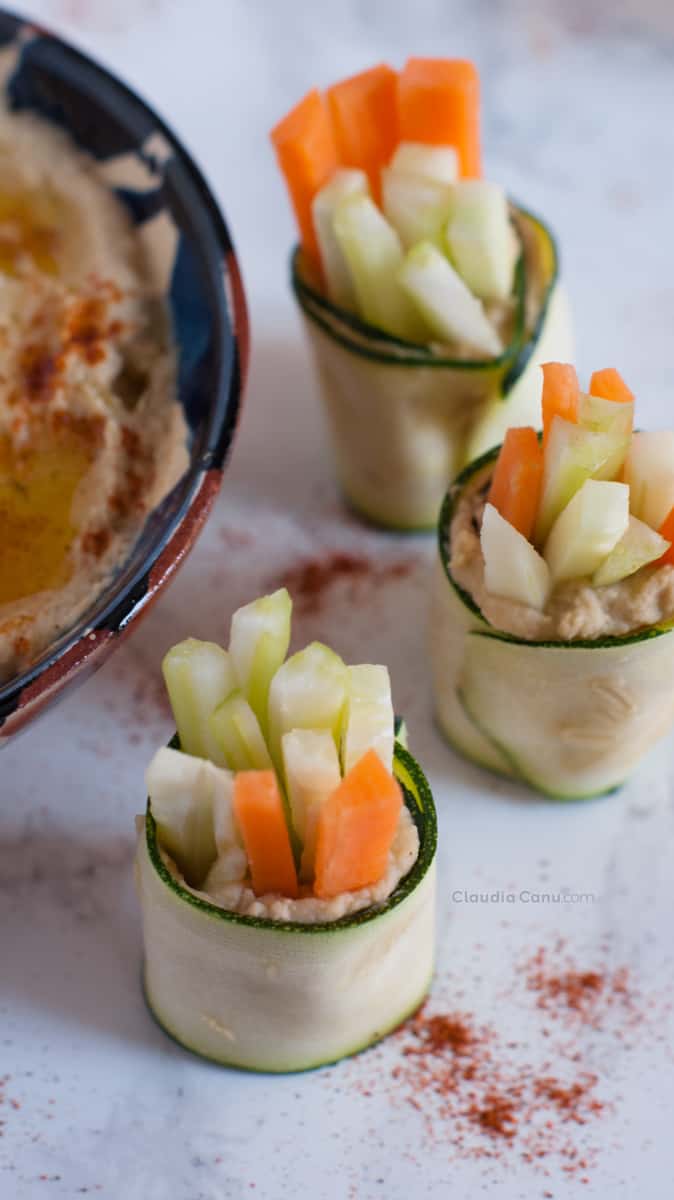 Rollitos de calabacín con hummus y verduras. Para una merienda o brunch saludable