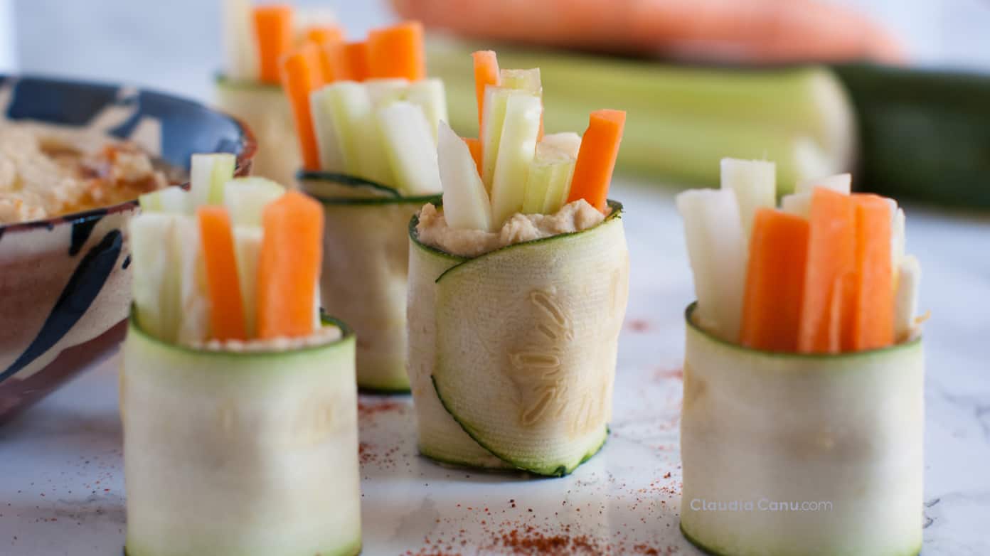 Rollitos de calabacín con hummus y verduras. Para una merienda o brunch saludable