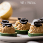 Bocaditos de pepino con paté de sardinas y una aceituna por encima