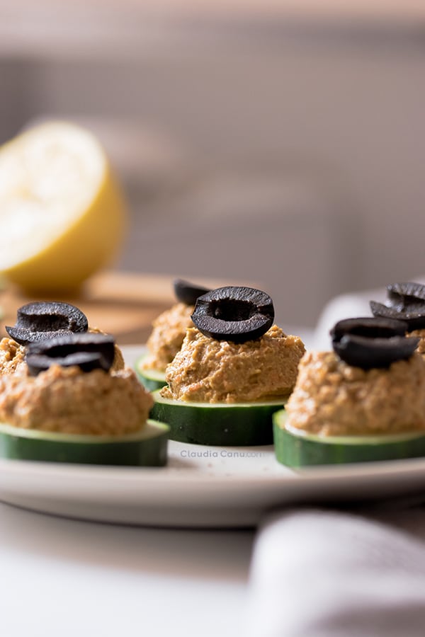 Bocaditos de pepino con paté de sardinas y una aceituna por encima