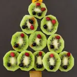 Árbol de Navidad hecho con kiwis y frutos rojos