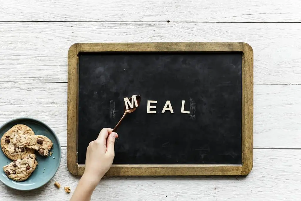 A black board with the word meal