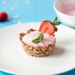 Oatmeal cups with strawberry yogurt filling